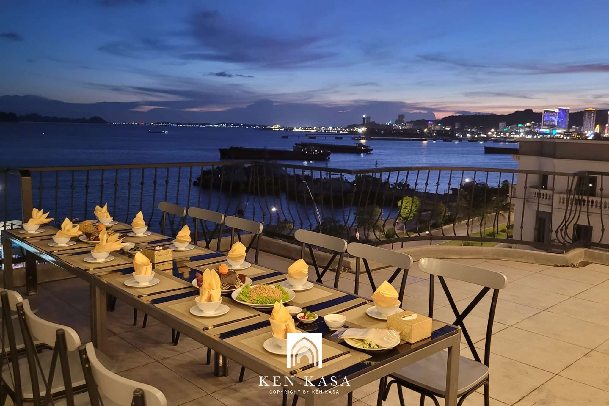 Góc nhỏ trên sân thượng của The Confetti Ha Long Hotel